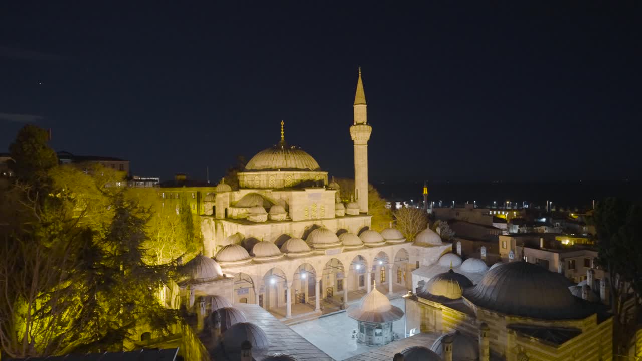 vista nocturna de una mezquita en estambul