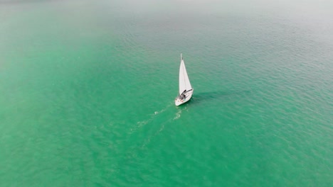 Segelboot-Auf-Schönem-Offenem-Wasser