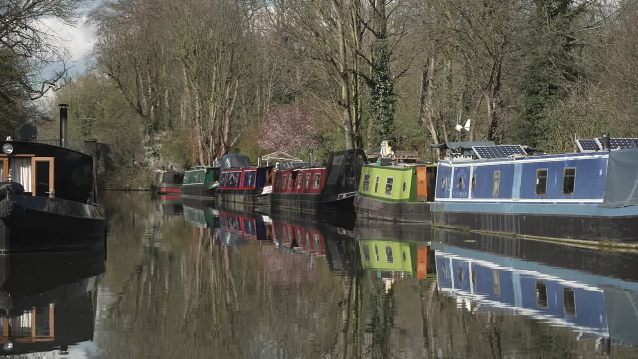 운하 에 정박 한 배 들