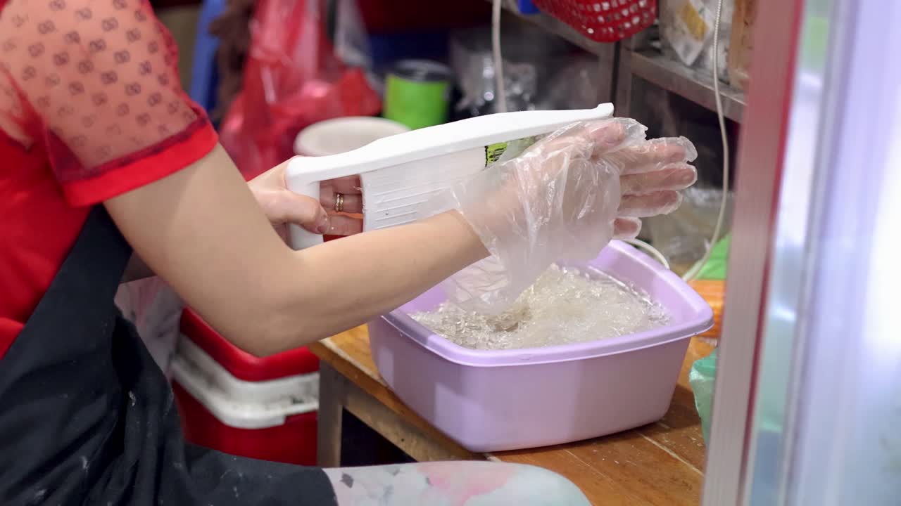 persona que prepara comida con guantes en la cocina