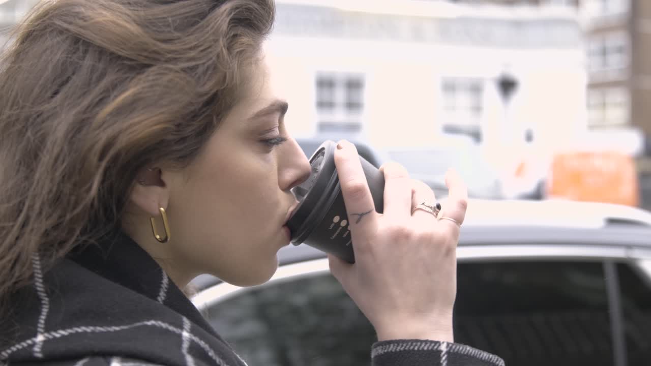 바쁜 교통 중앙 런던에서 보도 마시는 커피를 걷고 갈색 머리 사업가의 오른쪽에서 샷