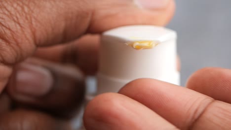 la aplicación de crema facial