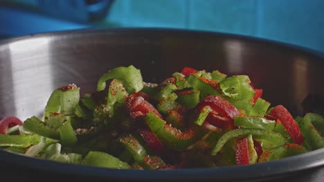 una toma ajustada bloqueada de un chef que prepara ensalada de pollo en un tazón para mezclar paso a paso