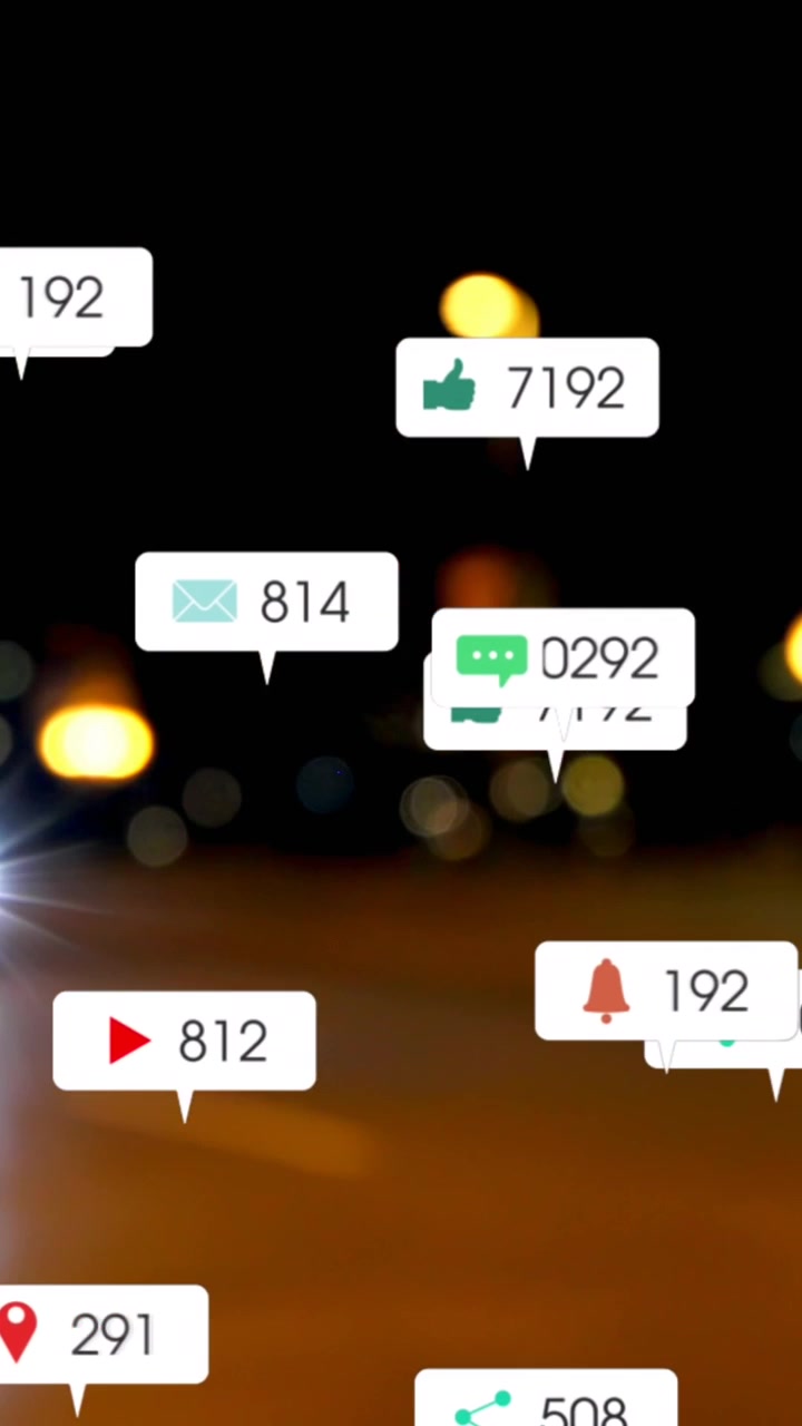 Animazione di icone di social media e numeri su luci sfocate di una città