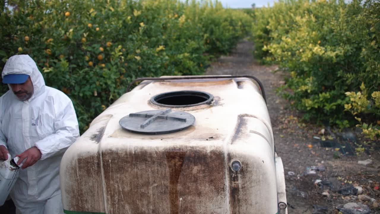 스페인의 레몬 나무 농업 분야에 살포하는 농부 스프레이 살충제, 살충제, 살충제 또는 살충제