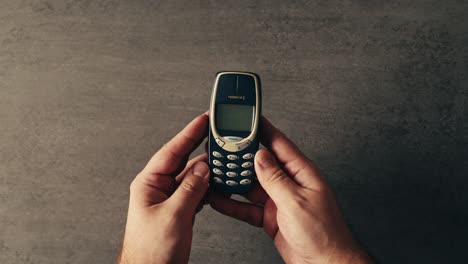 telefone móvel nokia vintage nas mãos