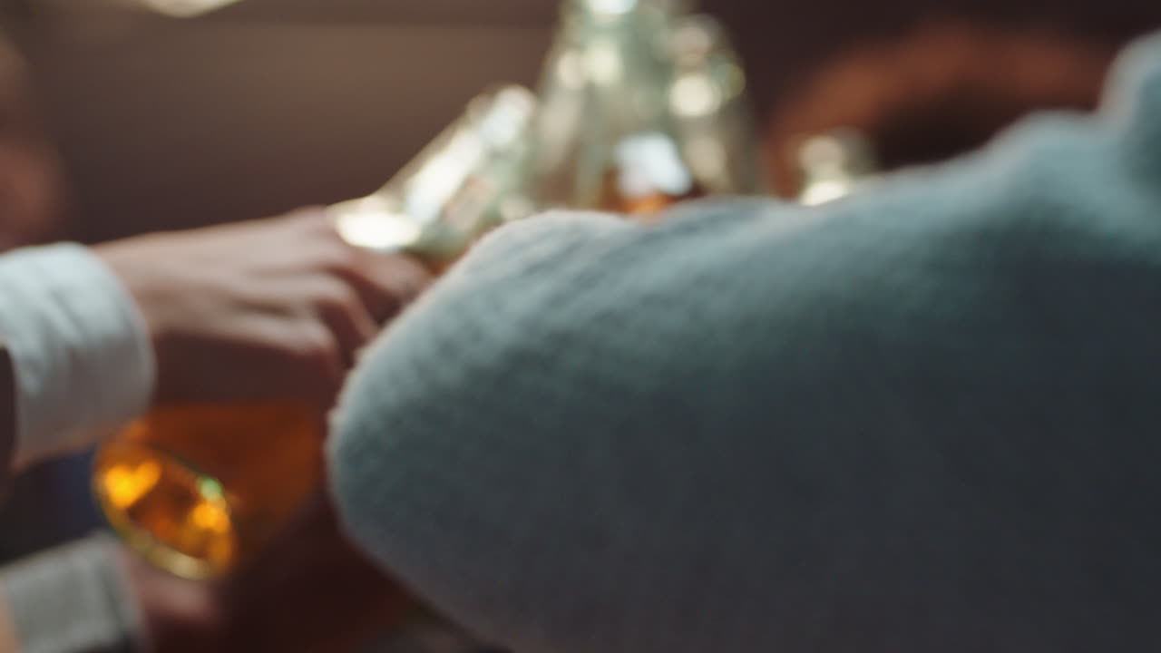 다양한 친구 그룹이 토스트를 만들고 재미있게 마시고 사교적으로 바에서 채팅하고 축하를 나누고 저녁을 즐기며 재결합 모임을 갖습니다.