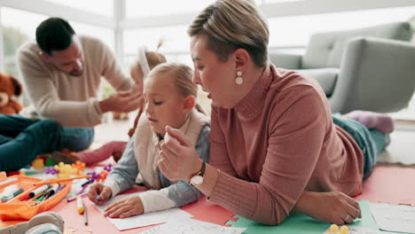 Mama,-Papa-Und-Kindern-Beim-Zeichnen-Helfen