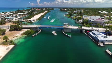 Schweben-Sie-Mit-Unseren-Faszinierenden-Luftaufnahmen-über-Der-Strahlenden-Küste-Floridas-Und-Zeigen-Sie-Die-Sonnenverwöhnten-Landschaften,-Das-Kristallklare-Blaugrüne-Wasser-Und-Die-Opulenten-Anwesen-Am-Wasser