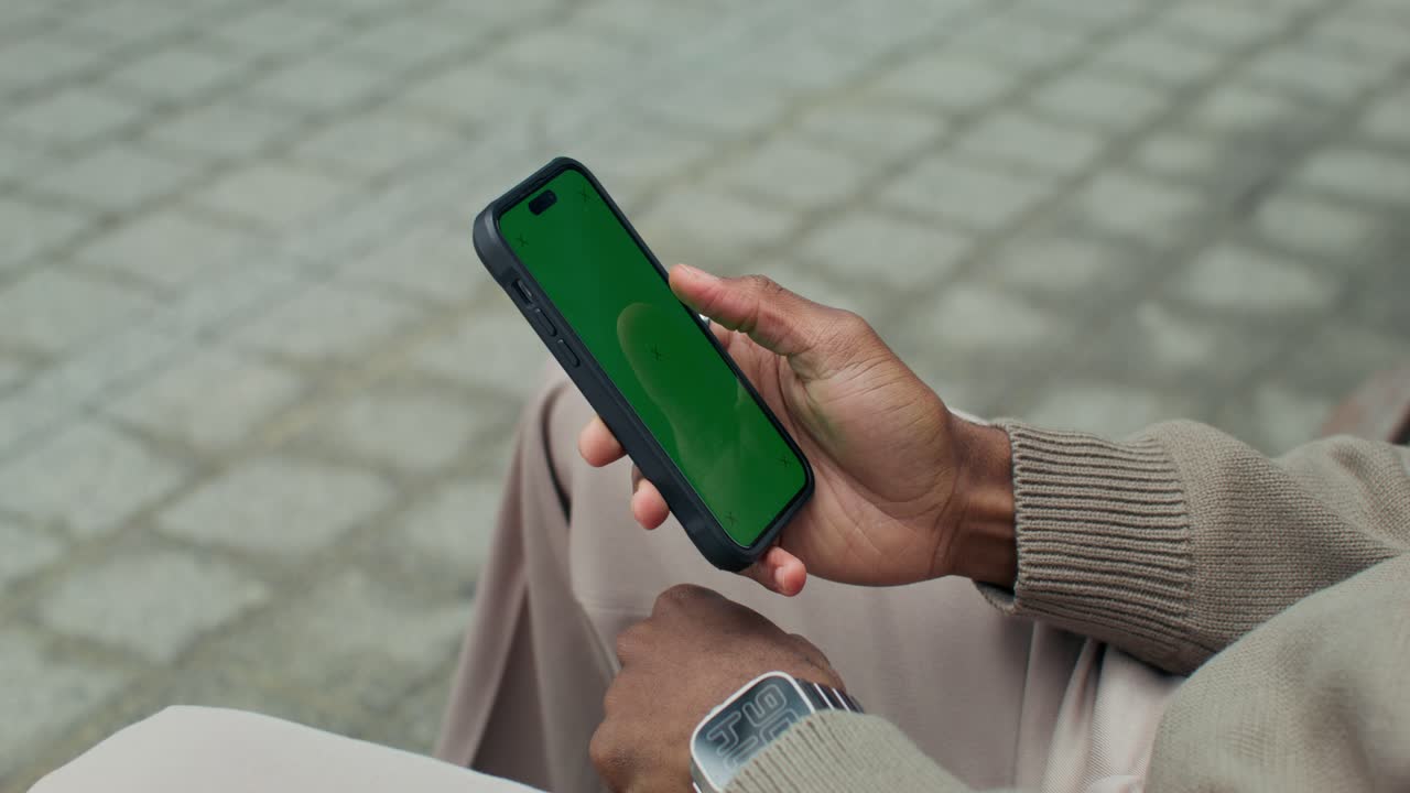 Person, der bruger en smartphone udendørs