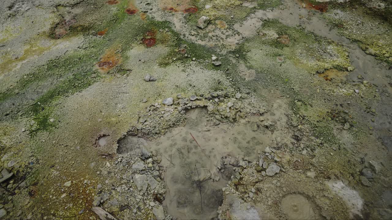 Siedendes Wasser und brodelnder Schlammtümpel in Caldeiras das Furnas, Azoren