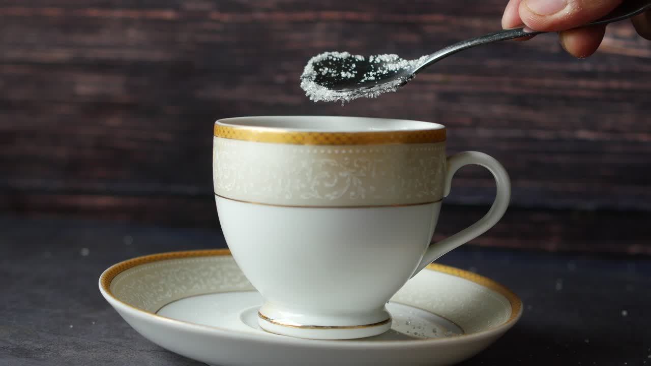 добавление сахара в кофе