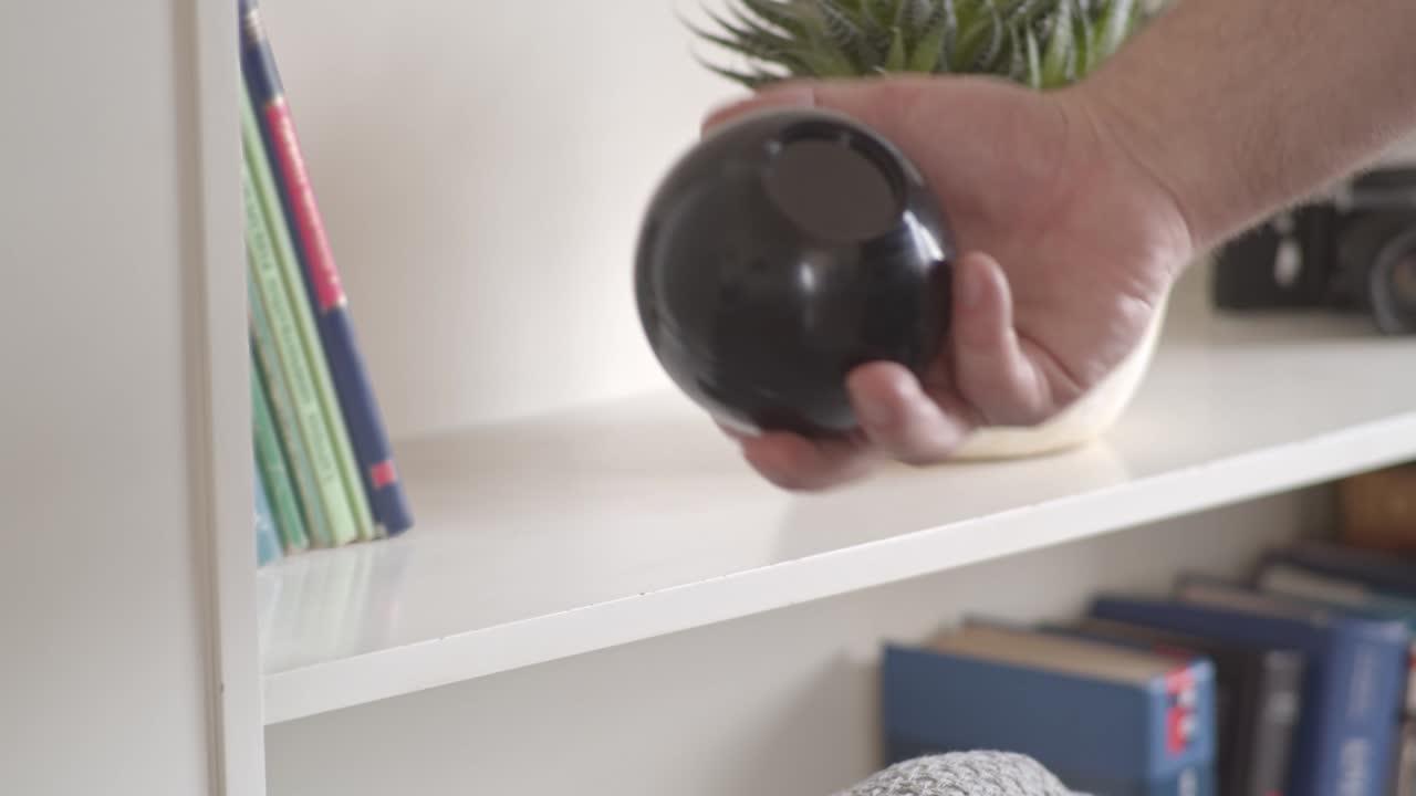 손으로 마법의 8 공을 잡으십시오.