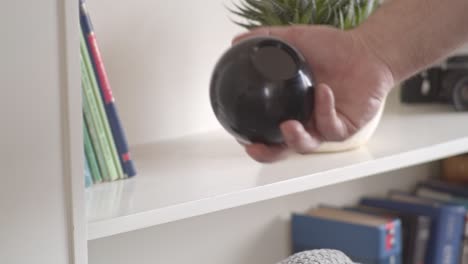 hombre de mano toma la pelota mágica 8