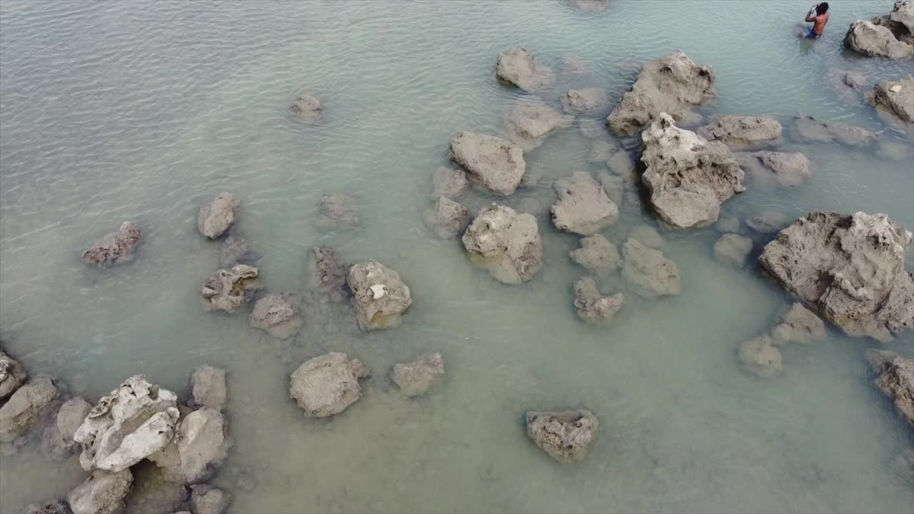 toma aérea de drones de la playa de pipa brasil