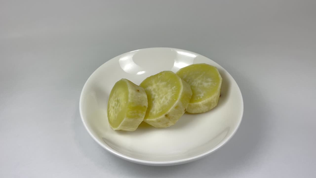 둥근 조각으로 잘라진 달한 감자