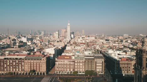 Taje-En-El-Increíble-Zócalo-De-La-Ciudad-De-México-Por-La-Mañana-Con-Un-Dron