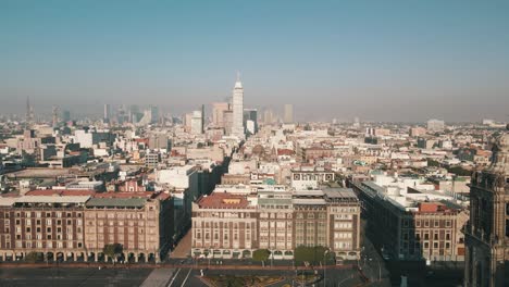 taje en el increíble zócalo de la ciudad de méxico por la mañana con un dron
