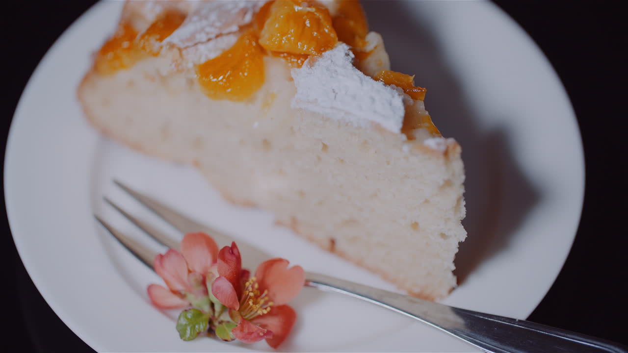 접시 회전 8에 전통적인 과일 케이크