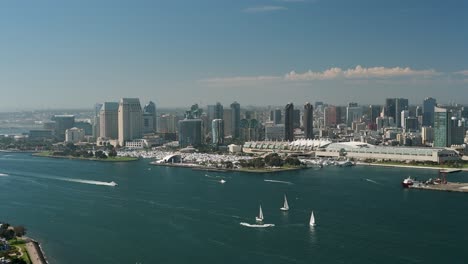 bahía de san diego con veleros y yates en california, ee.uu. - fotografía aérea de un dron