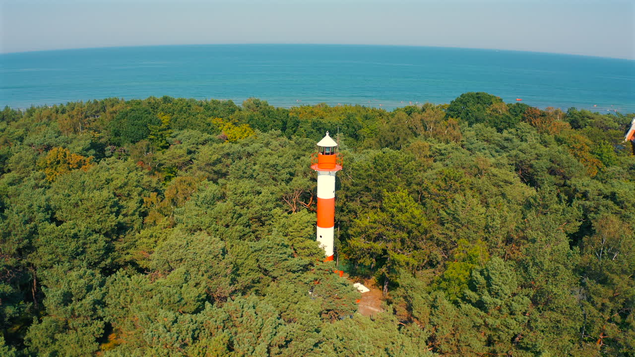 fotografía de un faro en jastarnia, polonia con el mar báltico en el fondo