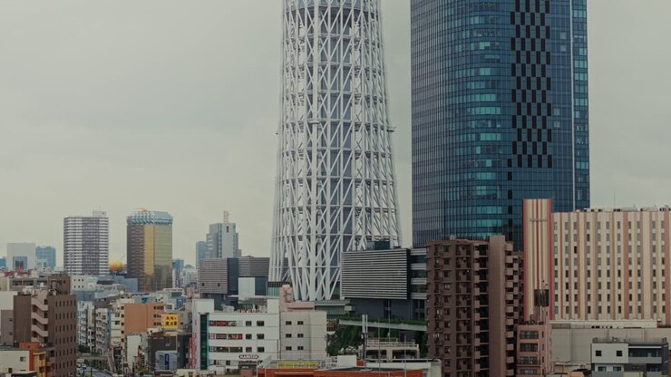 Paisagem urbana com arranha-céus e Tokyo Skytree