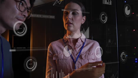 animación de análisis de datos de negocios sobre dos profesionales discutiendo en la oficina