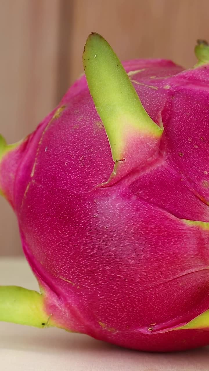 la fruta del dragón gira sobre una superficie de madera