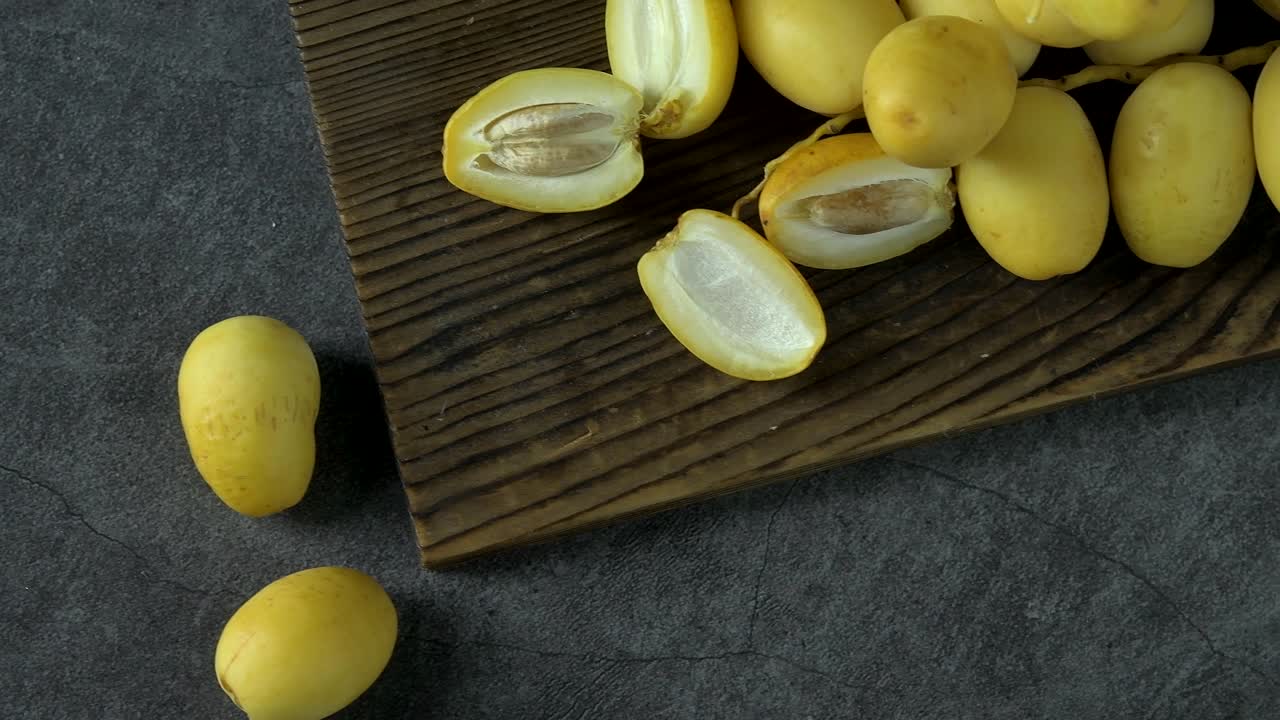 las palmeras de dátiles frescas se colocan en la mesa con aceite, concepto de alimentos saludables. palmeras de dátils. frutas crudas de palmieras de dátiles (phoenix dactylifera)