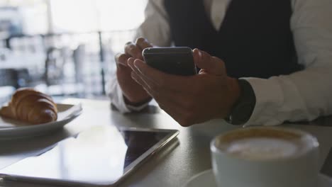 joven profesional en una cafetería