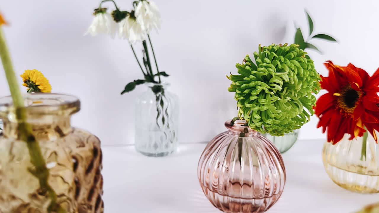 hermoso arreglo floral en jarrones de vidrio