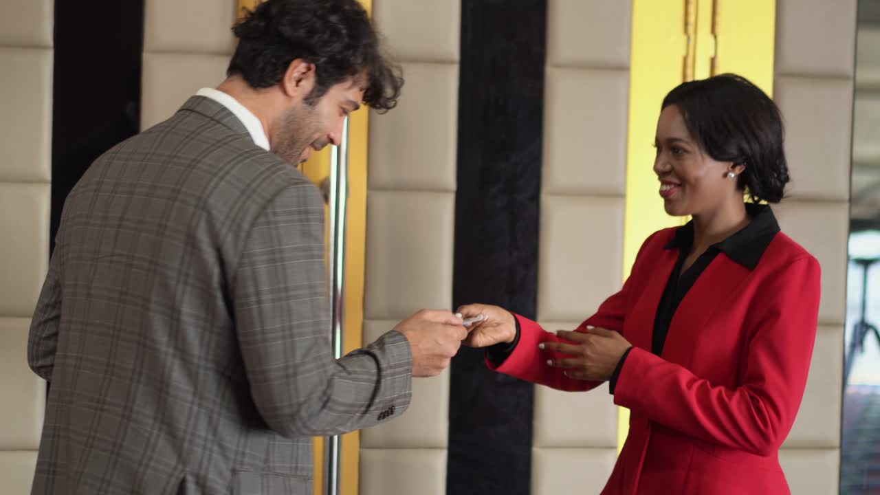 el empleado está de pie para una inspección de boletos