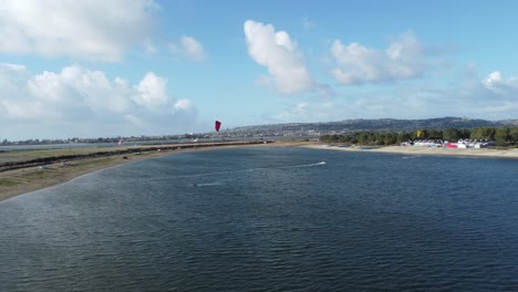 Gente-Practicando-Kitesurf-En-La-Isla-Fiesta-En-Mission-Bay,-San-Diego