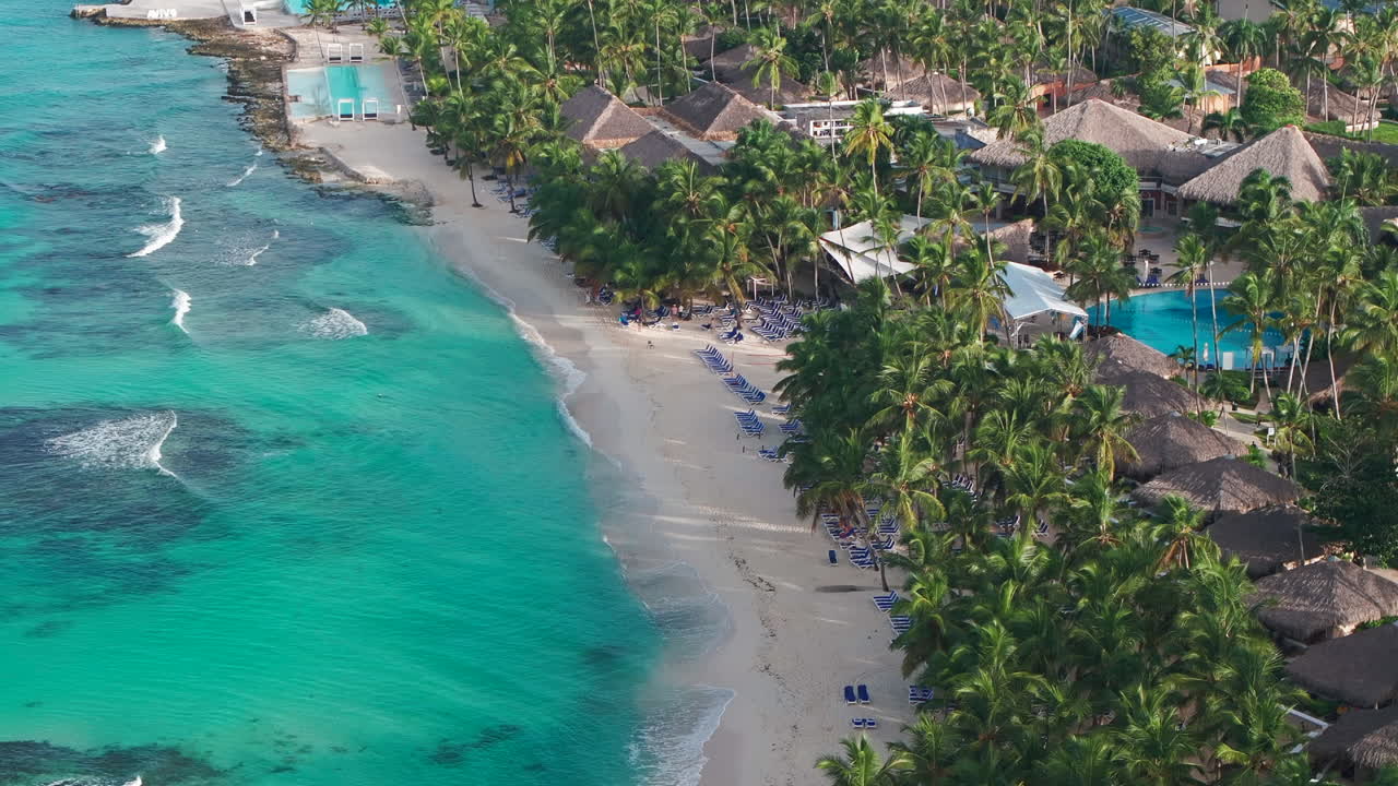 fotografía aérea de la playa de bayahibe en una mañana soleada, donde la gente disfruta de vacaciones en la clara costa del mar caribe en la república dominicana