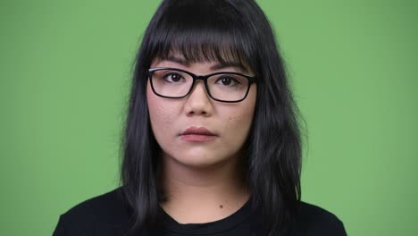 beautiful asian businesswoman nodding head no