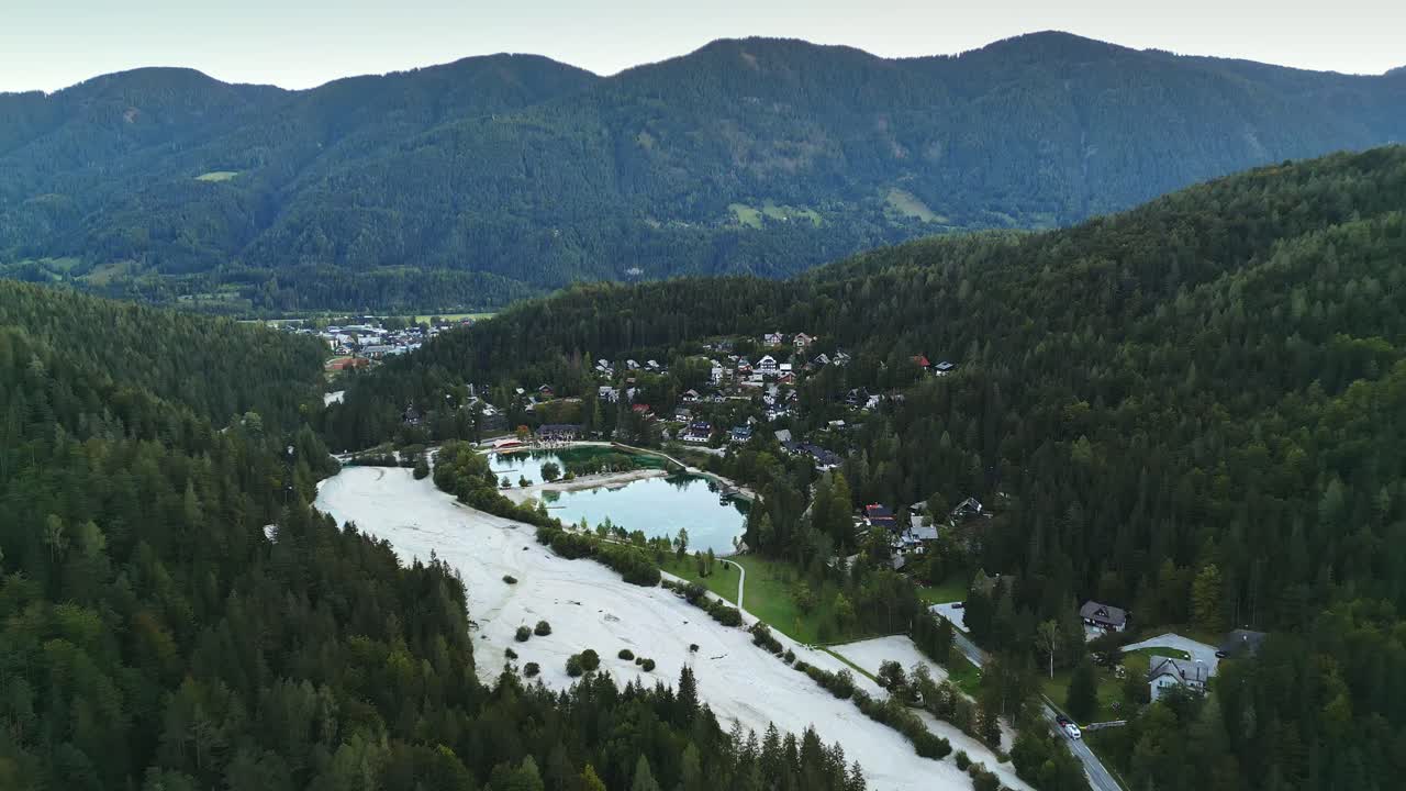 paisaje montañoso de los alpes y pequeño estanque de agua que refleja nubes, vista aérea
