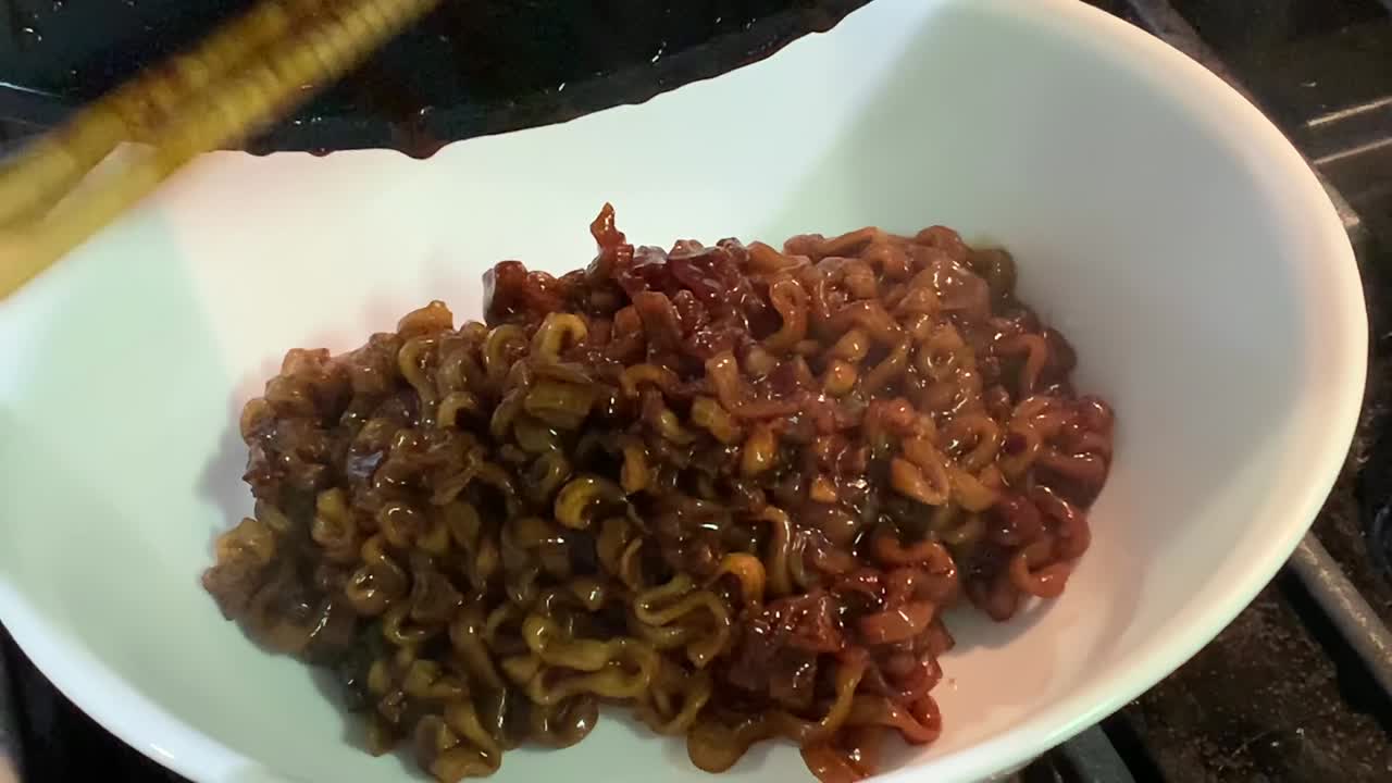 fideos instantáneos con salsa de frijoles negros