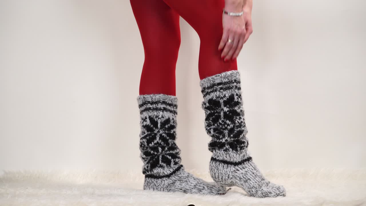 mujer con tacones altos abriendo regalo de navidad 4k