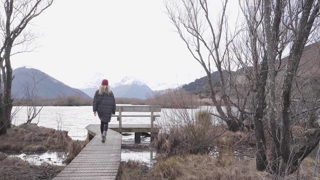 아름다운 뉴질랜드 풍경의 도크에서 여성 산책
