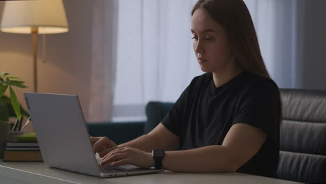 Una-Mujer-Cansada-Cierra-La-Tapa-De-La-Computadora-Portátil-Y-Se-Toca-La-Cabeza-Sintiendo-Dolor-Y-Fatiga-Después-De-Un-Largo-Trabajo-Con-Exceso-De-Trabajo-Y-Cansancio-En-La-Computadora