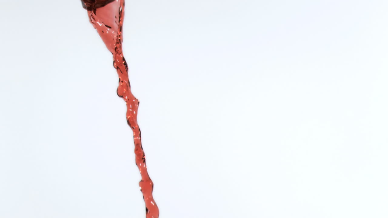 el vino se vierte en cámara súper lenta.