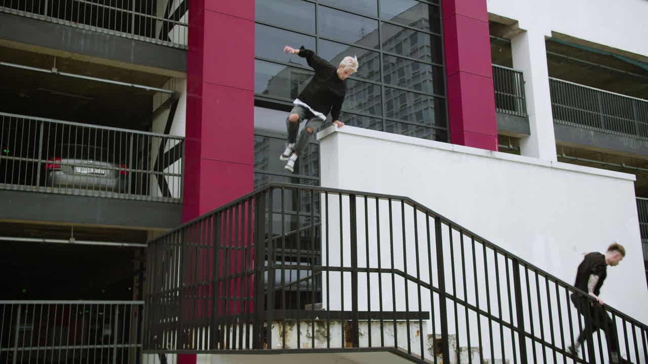 건물 밖의 사람들