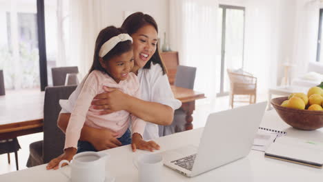 hija y madre trabajadora