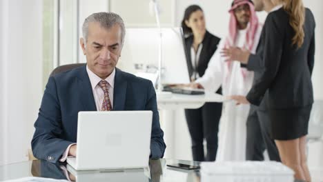 hombres de negocios árabes de oriente medio