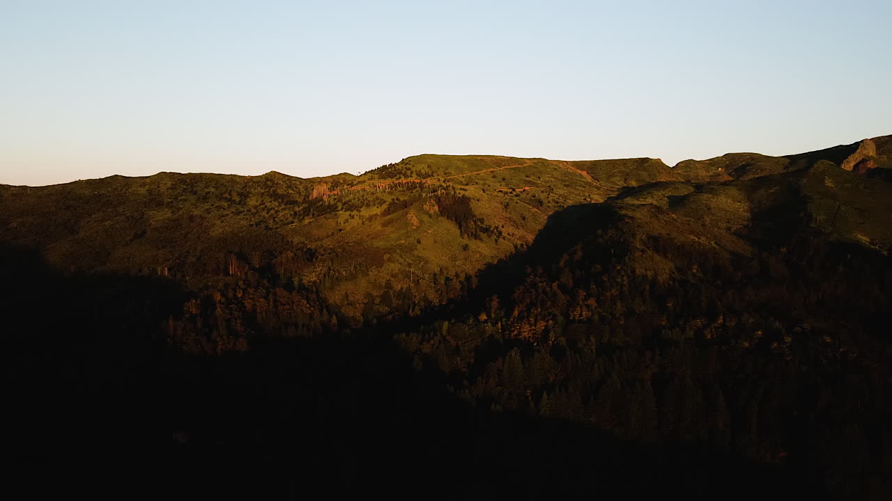 puesta de sol escénica sobre las montañas en madeira, portugal - toma aérea
