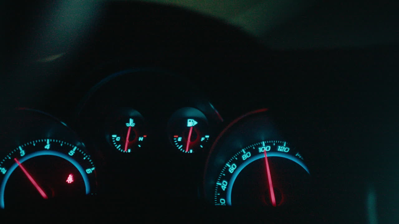 밤에 자동차 대시보드