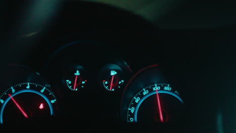 tablero de instrumentos del coche por la noche