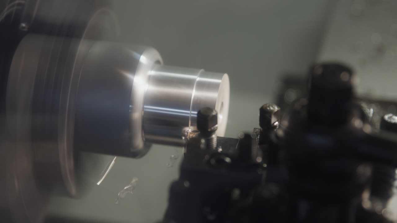 속이 빈 알루미늄 조각에서 작동하는 cnc 기계