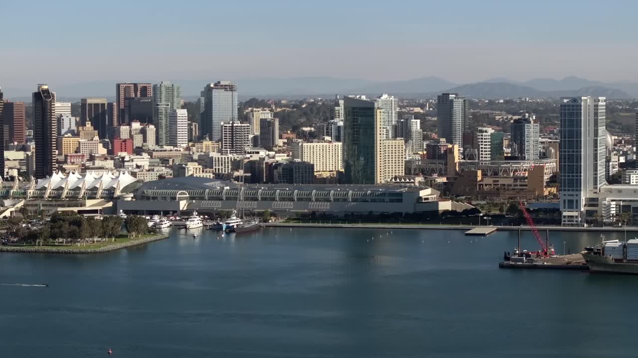 도시 샌디에이고 위로 상승하는 드론, 다운타운 스카이 라인 워터프론트, 4k 해상도