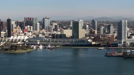 drone que se eleva por encima de la ciudad de san diego en el centro del horizonte frente al mar, resolución 4k estados unidos